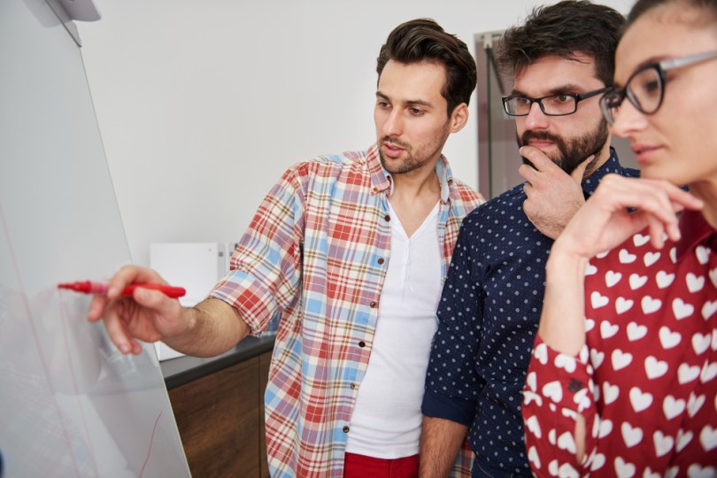 Kūrybiškumo skatinimo dirbtuvės, kuriose žmonės dalijasi idėjomis.