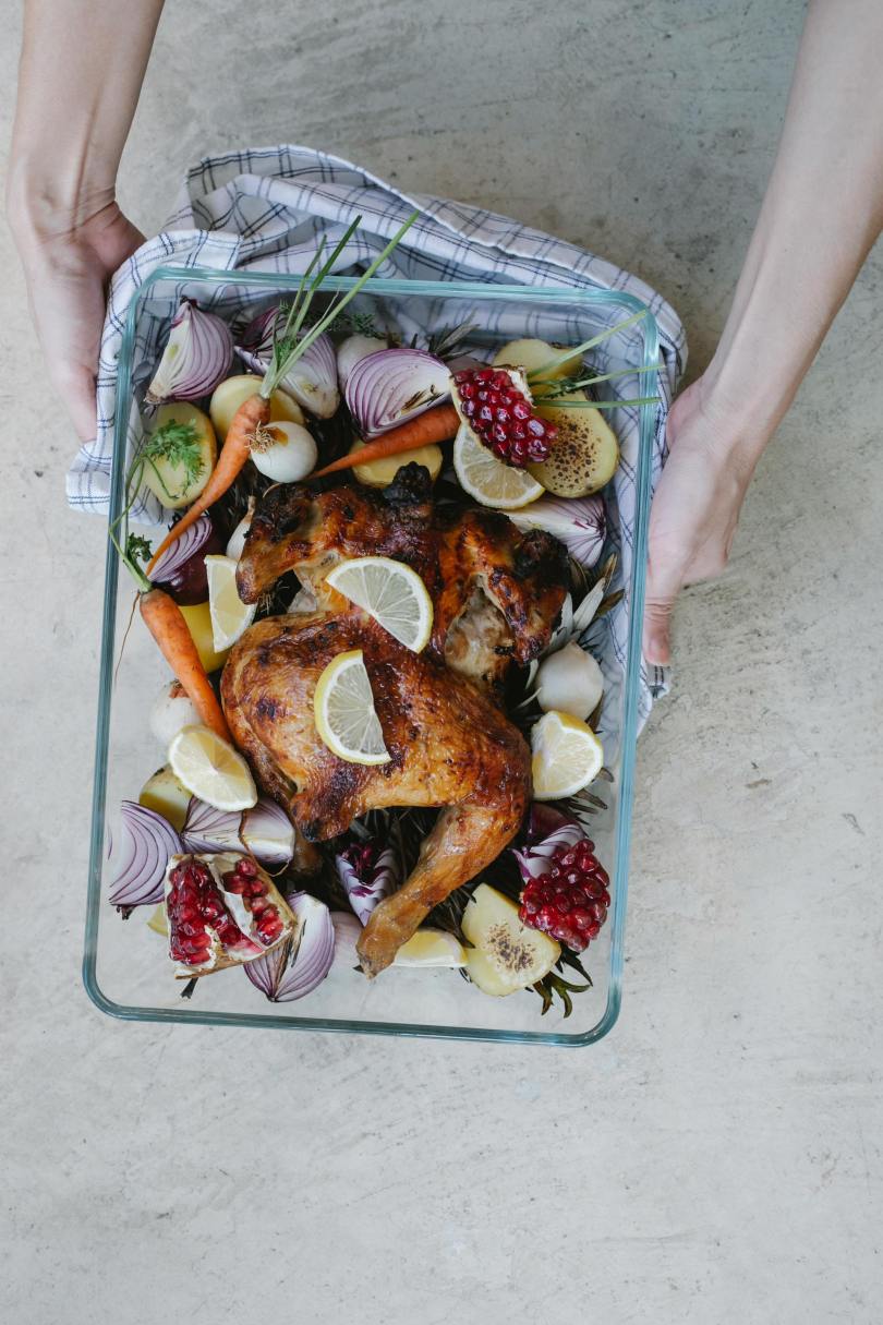 Orkaitėje keptos rudeninės daržovės ir vištiena ant kepimo popieriaus